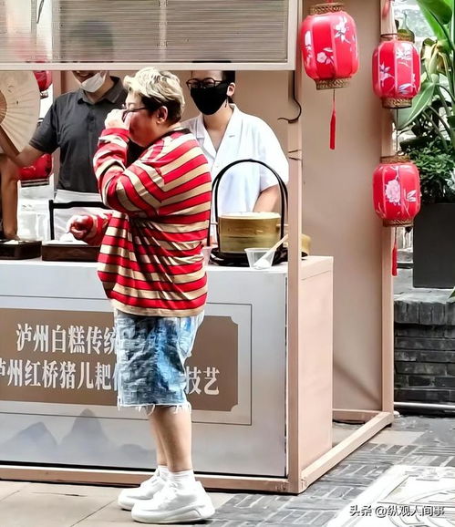 韓紅低調(diào)逛地?cái)偙慌加?，休閑打扮引網(wǎng)友熱議