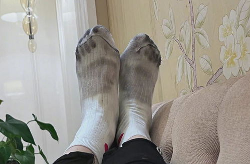 明星也踩雷！關(guān)曉彤曬掉色鞋子染黑襪子，瑕疵品無處不在